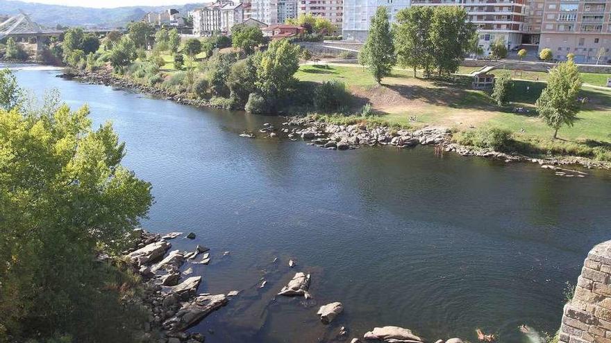 El río Miño también acusa la caída de caudal en Ourense. // Iñaki Osorio