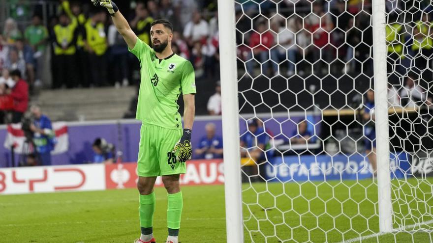Giorgi Mamardashvili, con la selección de Georgia en la Nations League, y, a la derecha, el entrenador del Valencia CF, Carlos Corberán. | EFE