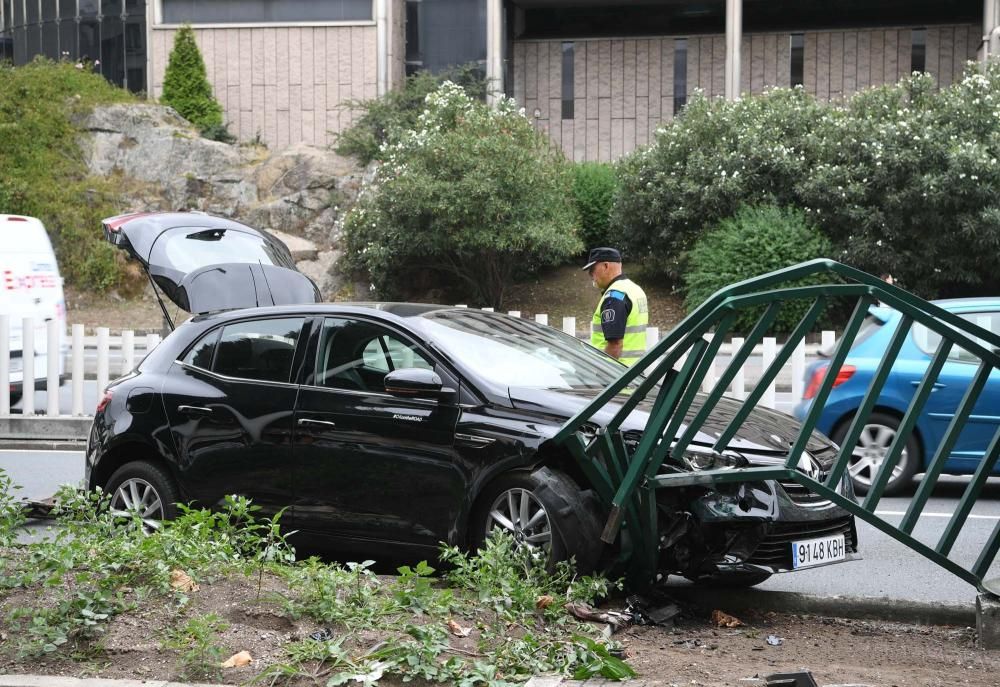 Un coche se empotra contra la valla en Alfonso Mol