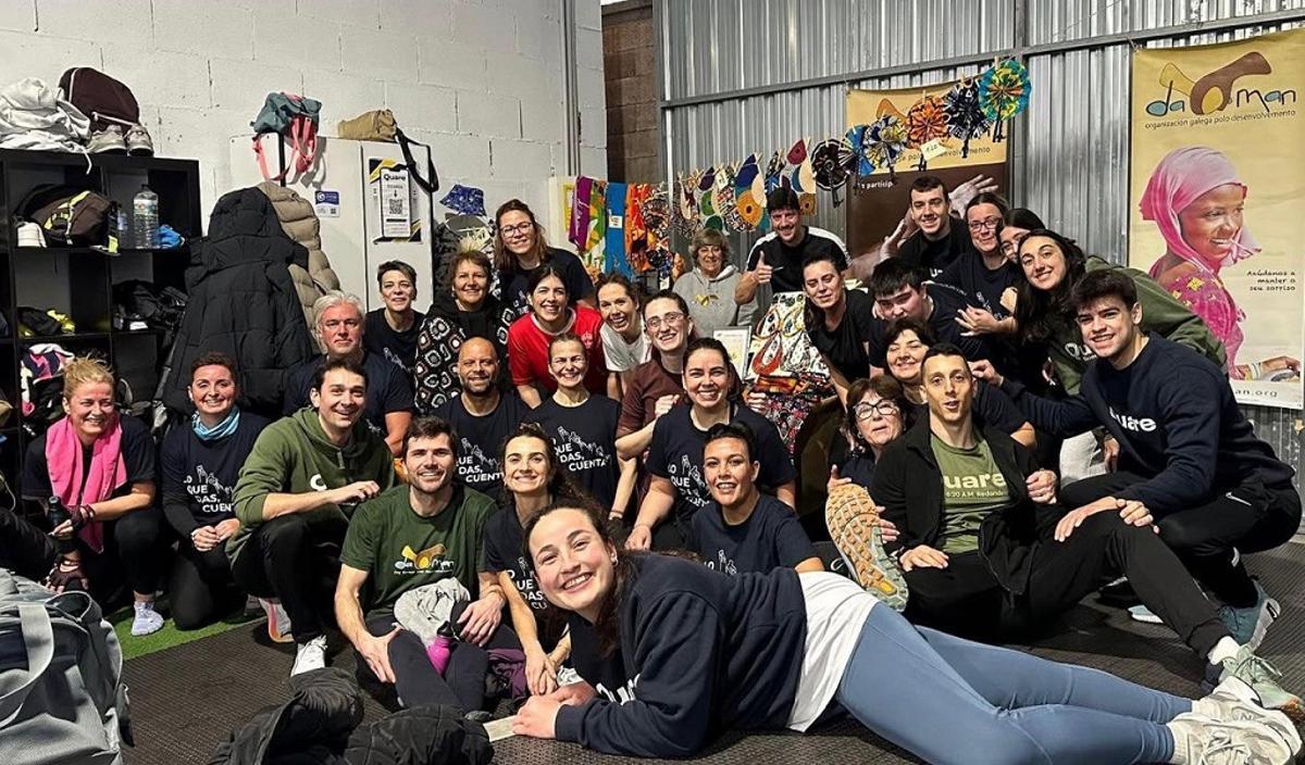 Algunos de los participantes en el entrenamiento solidario, ayer, en Redondela.