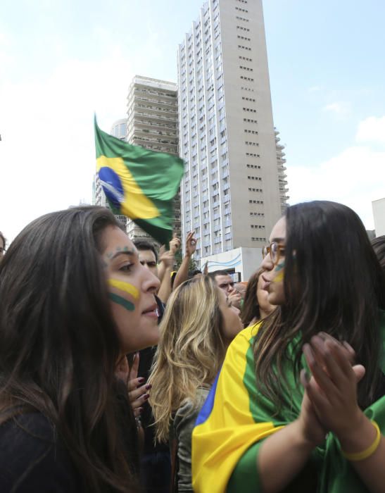 Cientos de brasileños se han concentrado a las puertas del palacio en el que Lula da Silva tomaba posesión como nuevo ministro del gabinete de Rousseff.