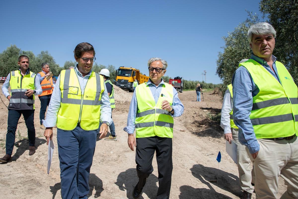 Fuentes durante su visita a las obras acompañado de técnicos.