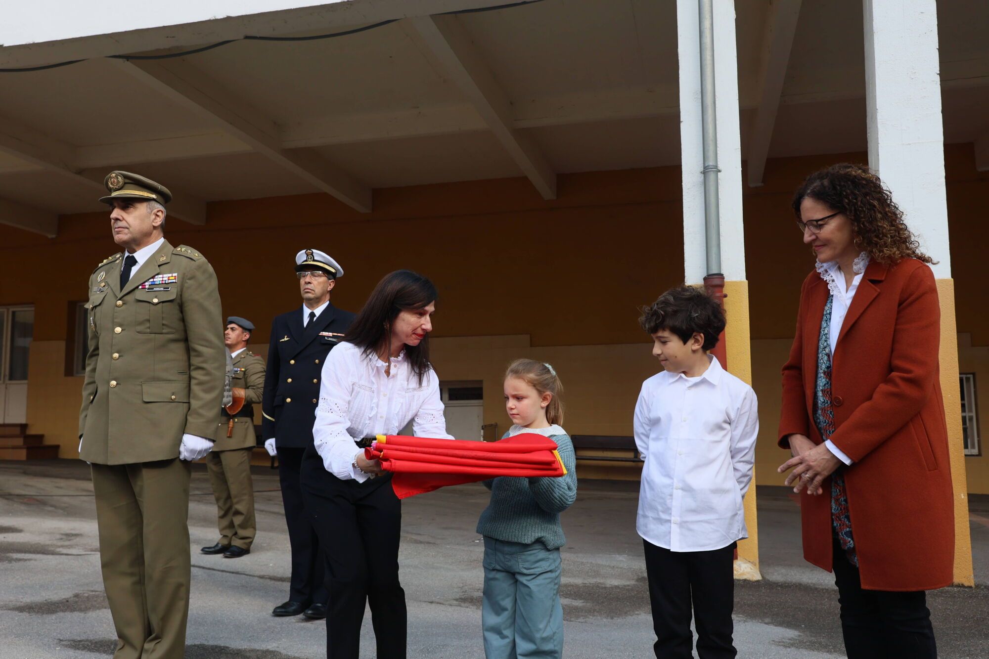 Escuelas Blancas. Acto de izado de la bandera con asistencia del delegado de Defensa y representantes de la Guardia Civil, la Policía Nacional y la Municipal, entre otros
