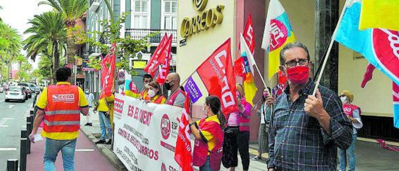 Protesta sindical ante la sede de Correos en la capital grancanaria.