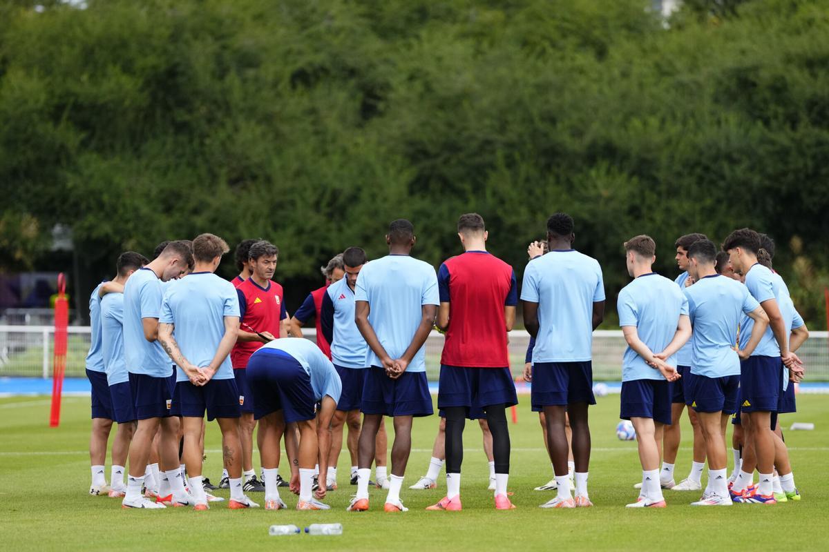 Los jugadores de la selección española olímpica masculina de fútbol durante un entrenamiento en París, recibiendo instrucciones de Santi Denia.