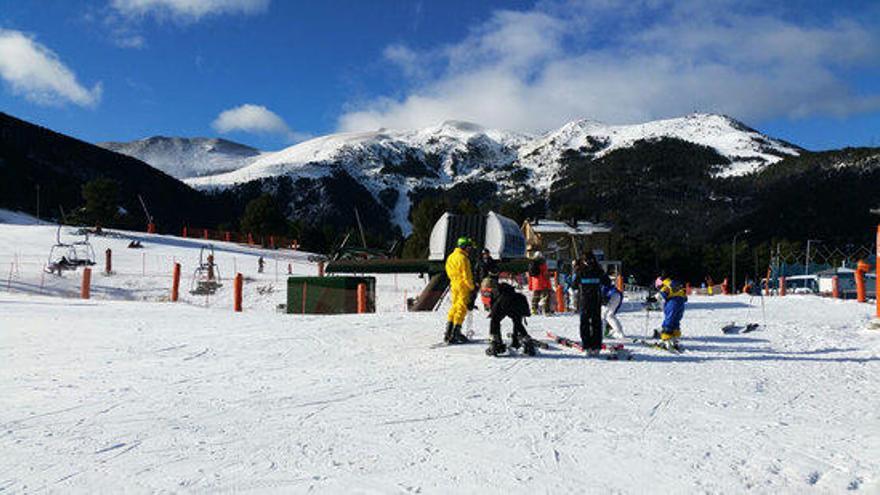 Grup d&#039;esquiadors a l&#039;estació de La Molina.