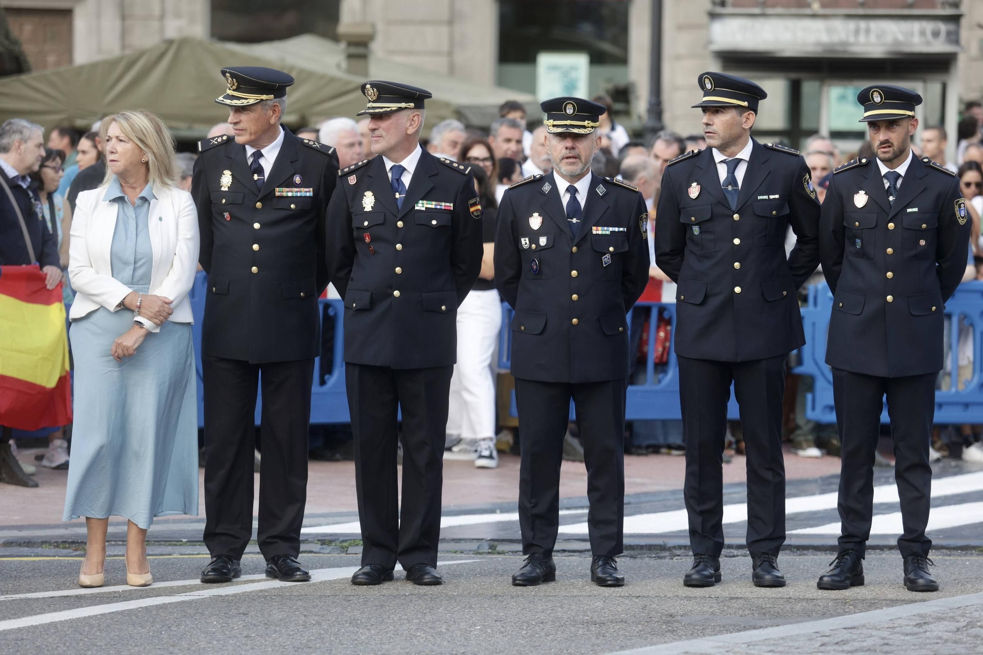 EN IMÁGENES: Así fue el izado de la bandera de España en la plaza de la Escandalera de Oviedo