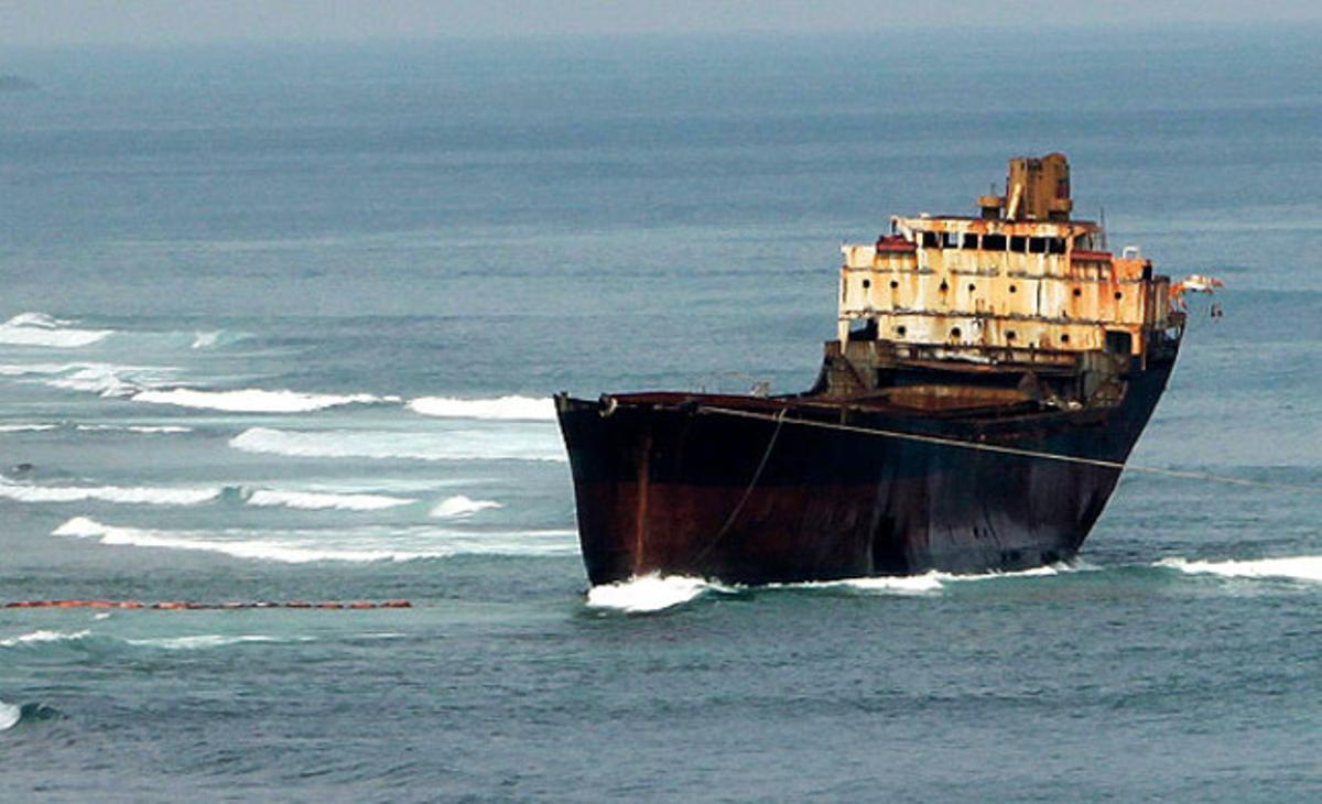 El vaixell nord-coreà ’MV Namyang 8’, després de quedar varat davant la costa de Pagudpud, a la província d’Ilocos Norte (Filipines). La Guàrdia Costanera de les Filipines va iniciar les tasques de neteja del petroli vessat pel vaixell.