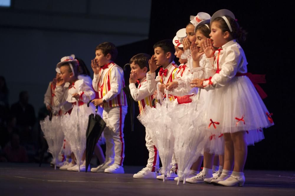 El público ha acudido masivamente a disfrutar del espectáculo de la escuela de baile deportivo Sondodance de A Estrada. // Bernabé / Cris M. V.