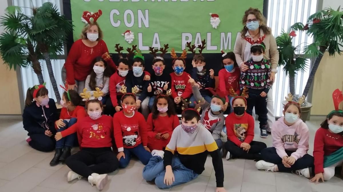 Alumnos del CEIP María Zambrano, junto a un cartel de apoyo a la isla canaria. | LA OPINIÓN