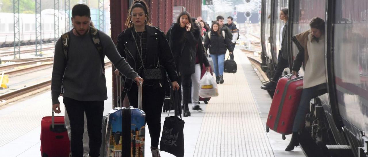 Viajeros descienden del tren en la estación de A Coruña. |   //CARLOS PARDELLAS