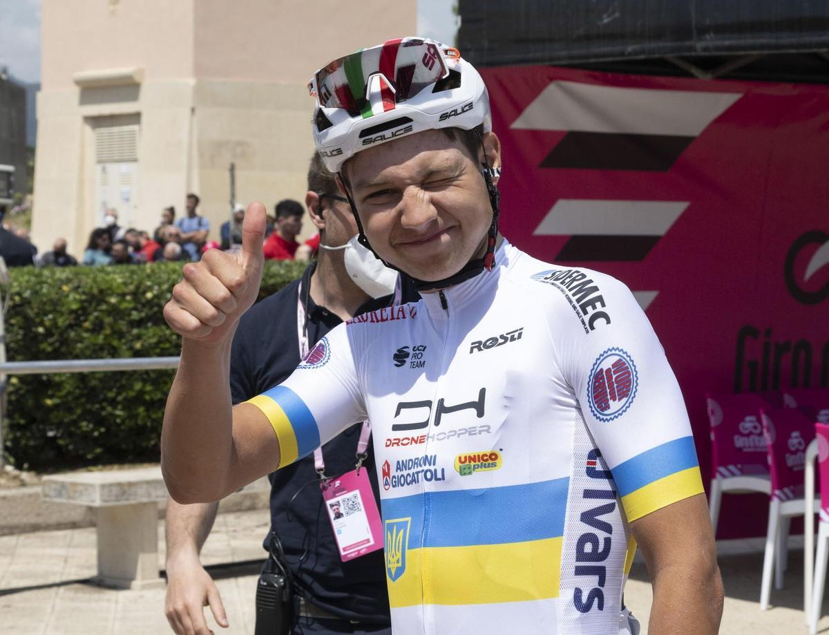 Avola (Italy), 10/05/2022.- Ukrainian rider Andrii Ponomar of Drone Hopper - Androni Giocattoli team gives thumbs up before the start of the fourth stage of the 105th Giro d’Italia cycling tour, a race over of 172 km from Avola to Etna-Nicolosi, Italy, 10 May 2022. (Ciclismo, Italia) EFE/EPA/MAURIZIO BRAMBATTI