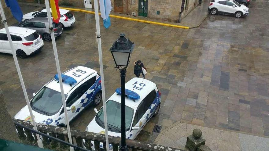 La plaza de Castelao, en Rianxo, donde se encuentra la base de la Policía Local. // FDV