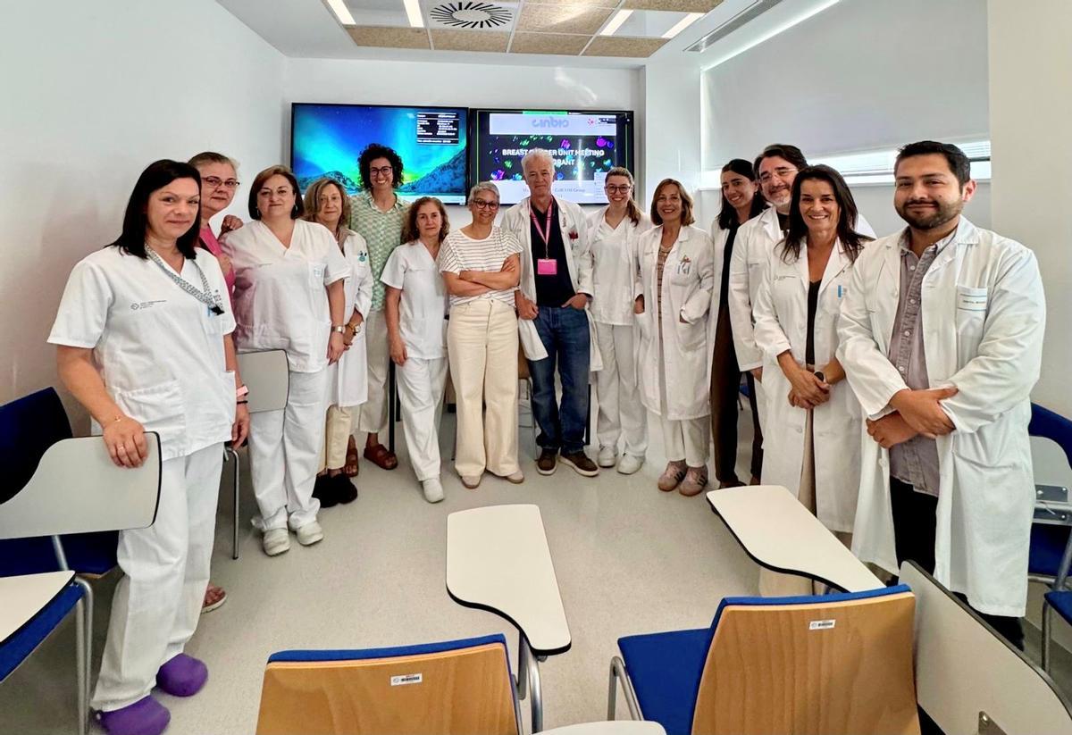 María Mayán, en el centro, con el equipo de la Unidad de Mama del Chuvi.
