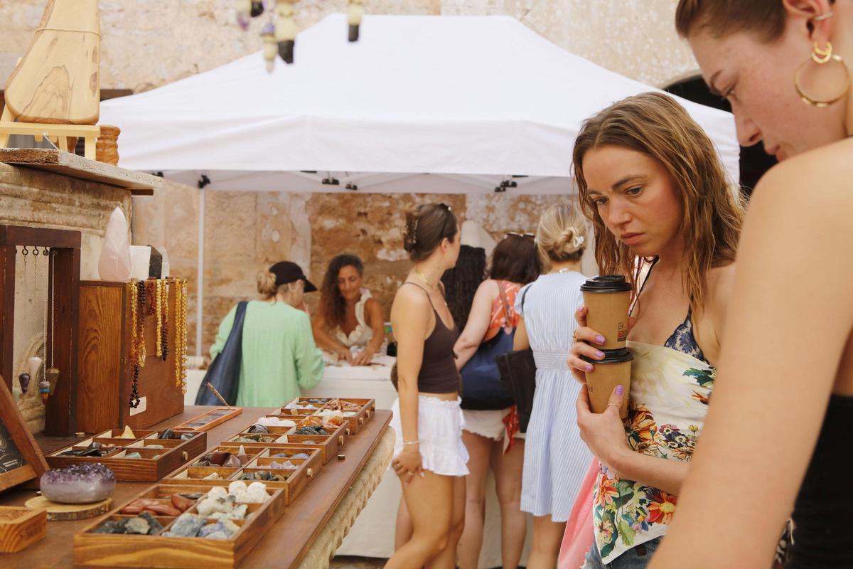 Mallorcas internationaler Wochenmarkt: So trubelig geht es mittwochs in Santanyí zu