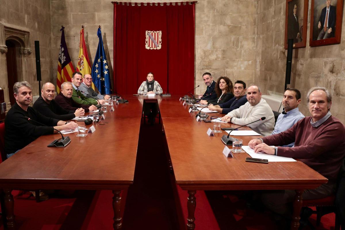 Imagen de la reunión de este martes entre Marga Prohens y representantes de los taxistas de Balears.