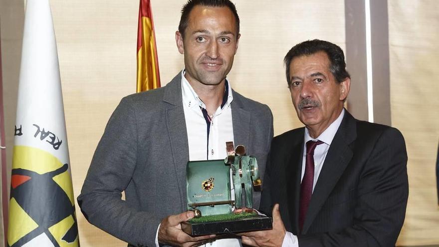 Aira, recibiendo el galardón en la Federación Española.