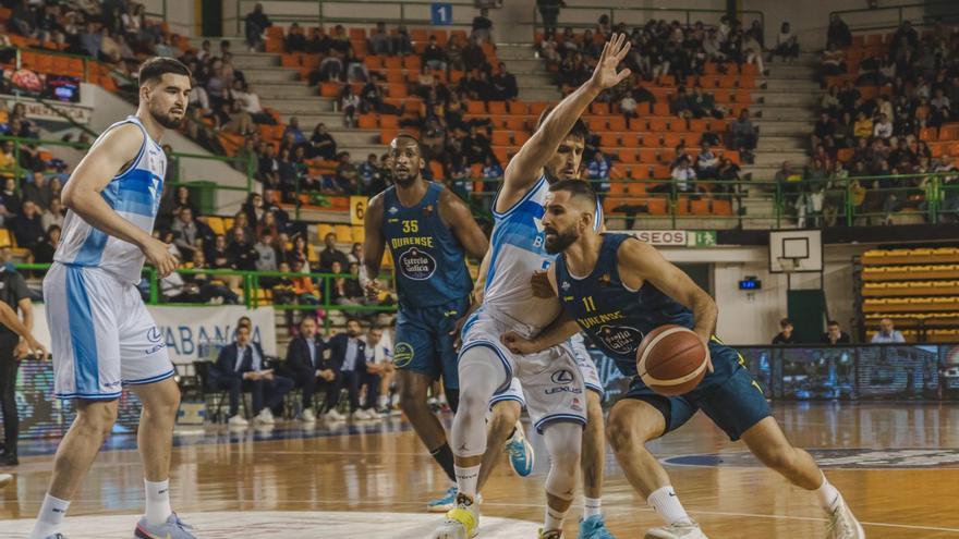 Javi López, con la pelota ante los jugadores del San Pablo Burgos, ayer, en el Pazo. |  // ALAN PÉREZ