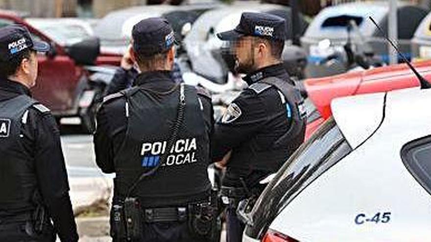 Agentes de la Policía Local, durante un servicio en la vía pública.