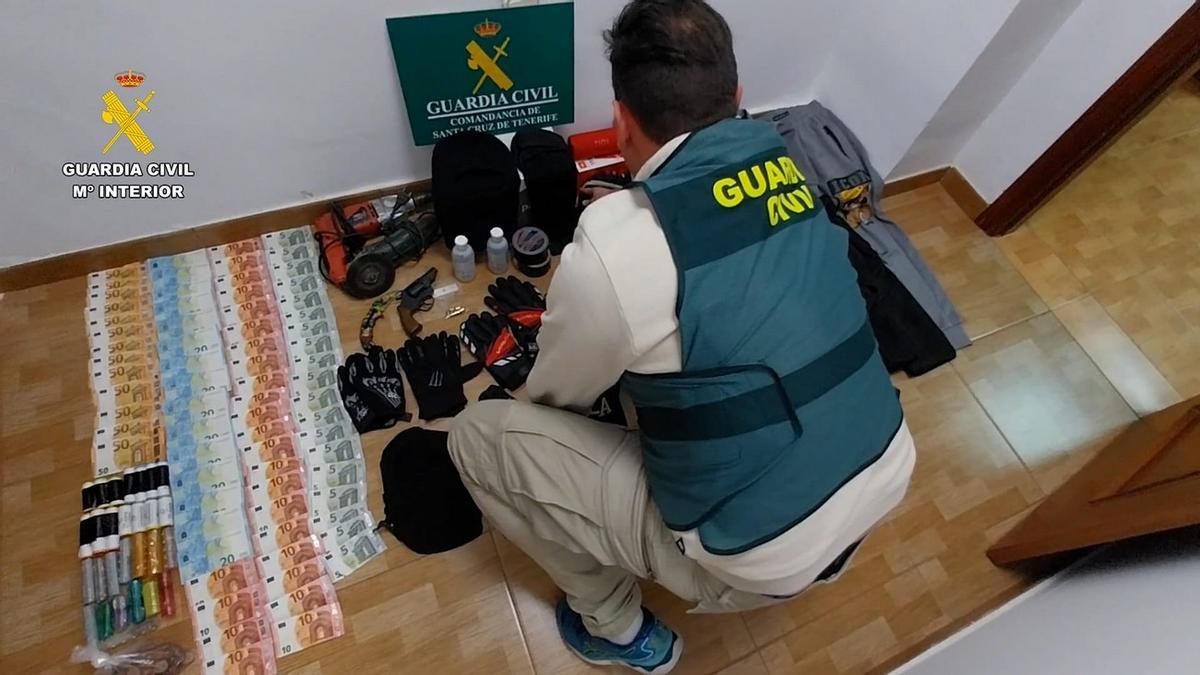 Imagen de un agente de la Guardia Civil con los objetos recuperados.