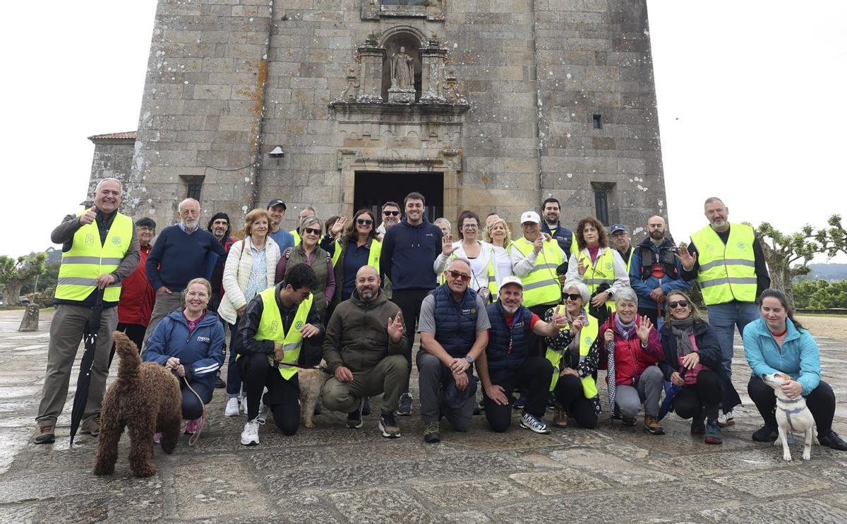 Foto de grupo de los participantes en la Andaina Rotaria alrededor de las cruces de piedra de Castelao en Lérez.