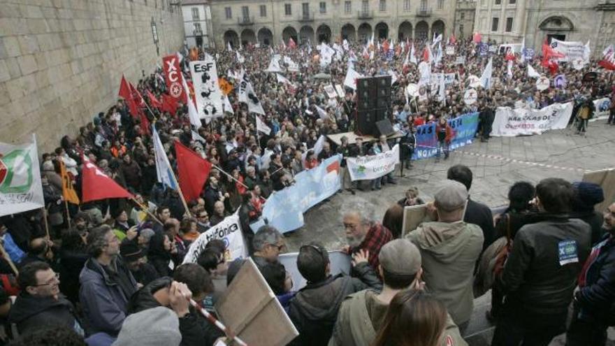 Asistentes á manifestación convocada pola plataforma &quot;Queremos Galego&quot;, con membros da cultura e a política galega.  // Xoán Álvarez