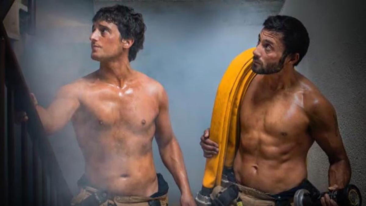 Censuran un calendario de bomberos por ser demasiado sexy. El Ayuntamiento de Zaragoza considera que las fotografías son sexistas.