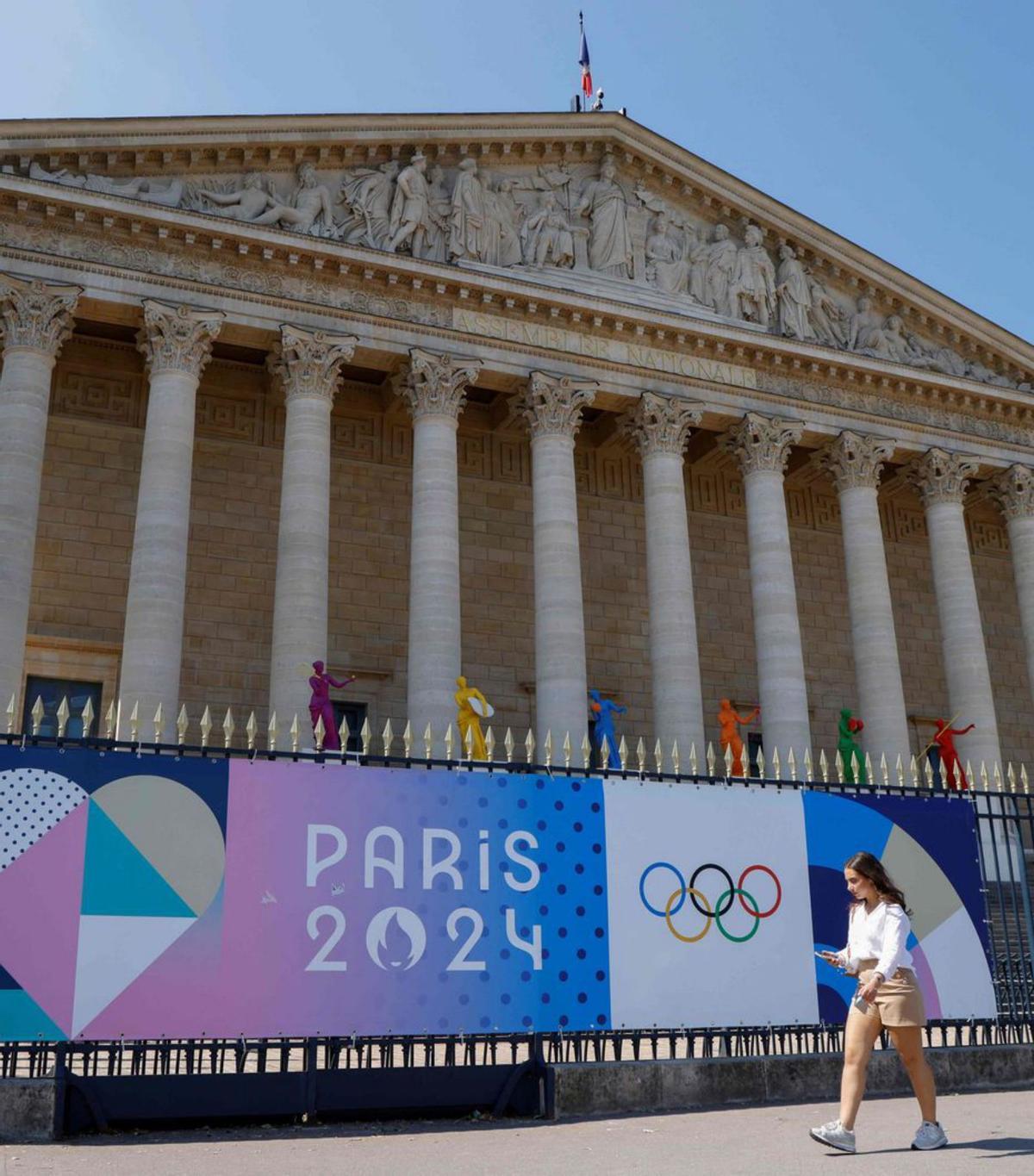 França obre avui la legislatura sumida en la incertesa