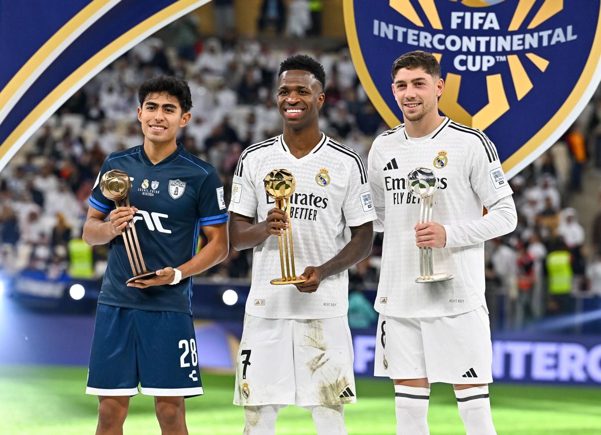 Vinicius Junior, Federico Valverde y Elias Montiel, del CF Pachuca, tras la final de la Copa Intercontinental