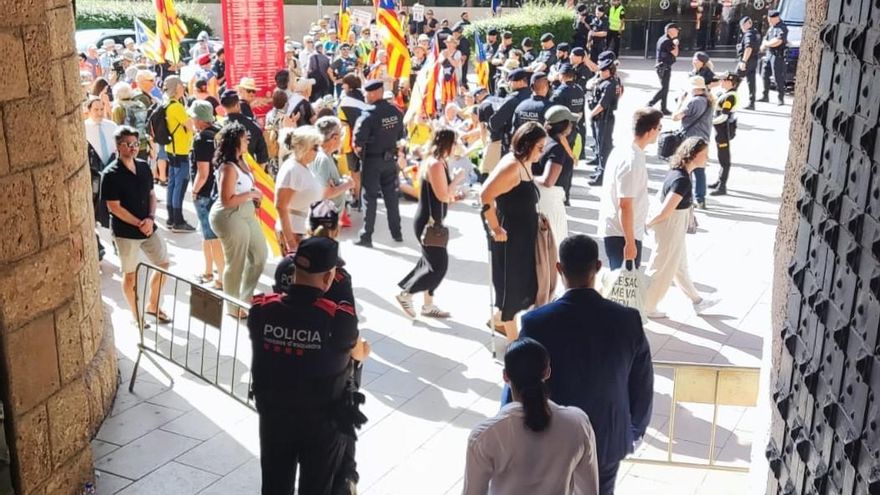 Montserrat espera els reis entre forts controls de seguretat i crits de rebuig