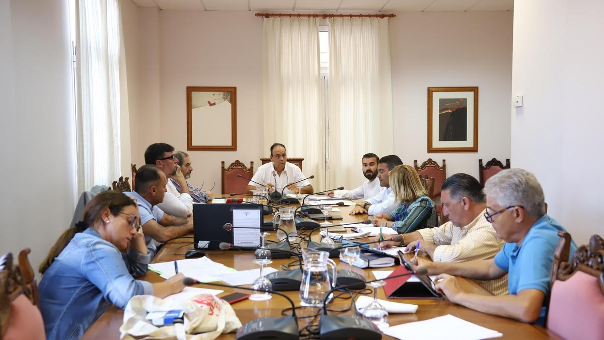 Reunión de la asamblea del Consorcio del Agua, este lunes, en el Cabildo de Lanzarote.