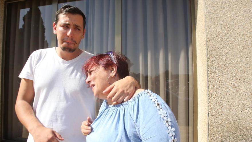 El padre biológico y la abuela del menor, en el tanatorio de La Siempreviva de Alicante