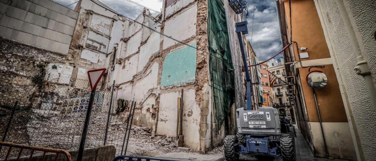 El Ayuntamiento ha iniciado la demolición de un inmueble de la calle Casablanca, justo donde se han producido las quejas vecinales.