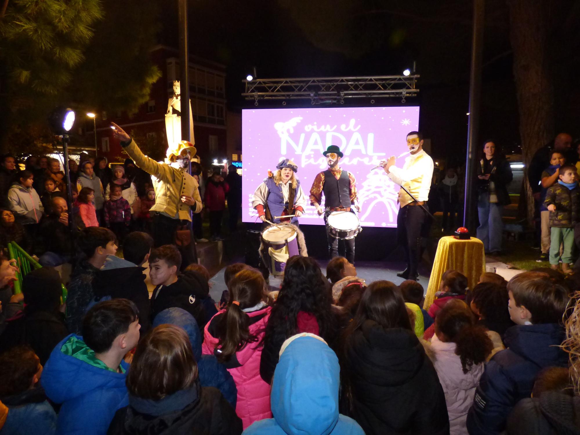 La màgia de Nadal s'encén a Figueres amb les llums dalinianes