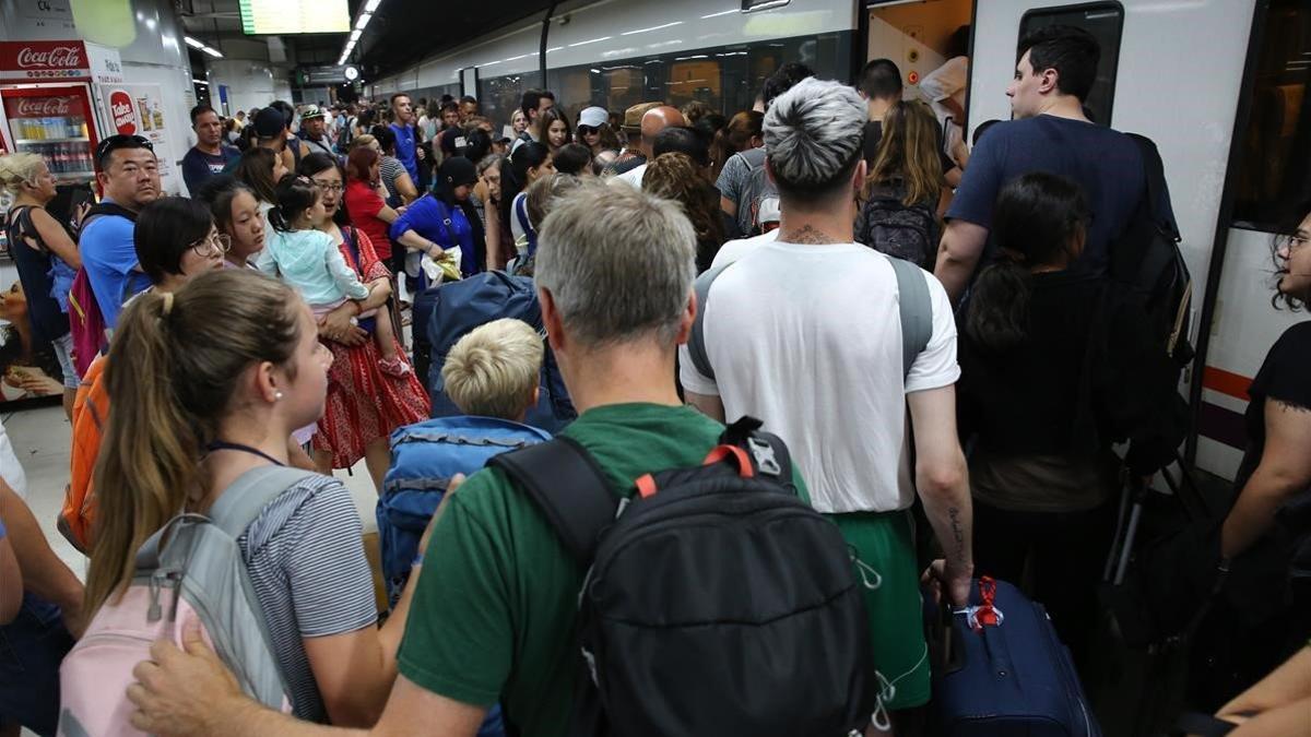 Uno de los andenes de Sants durante la huelga convocada por el sindicato CGT, esta mañana