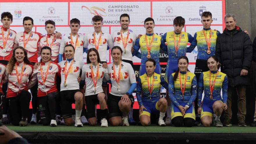 Por la izquierda, el equipo de Cantabria, el de Valencia y el de Asturias, en el podio de la prueba por equipos de los campeonatos de España.  |