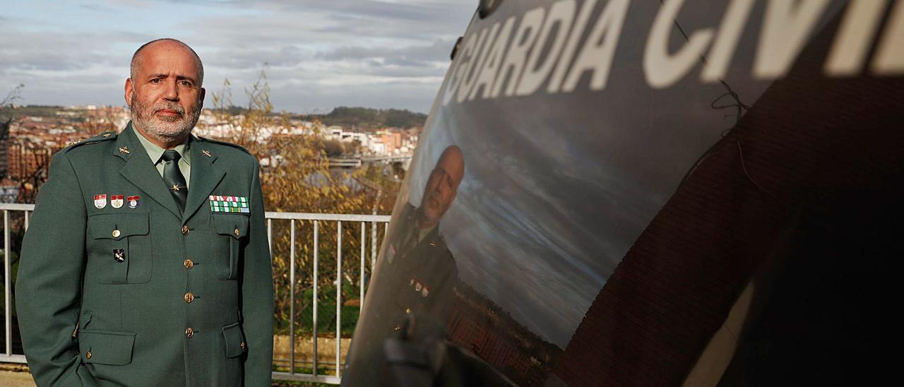 El capitán Valentín Escobar, ayer, en el cuartel de Bustiello.