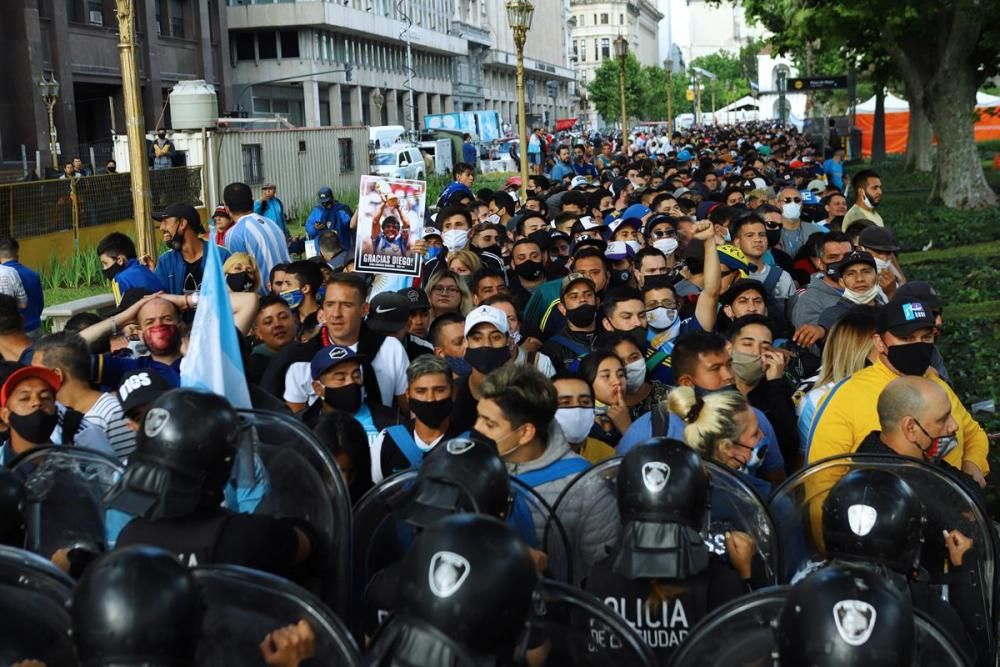 Argentina plora a Maradona en una vetlla multitudinària