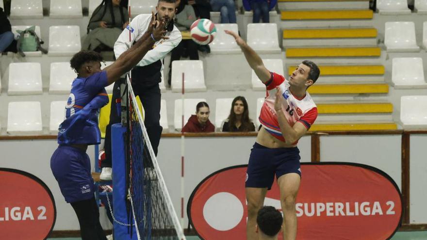 Un remate del local César Menéndez en el CID Jovellanos-Galdakao. | ÁNGEL GONZÁLEZ