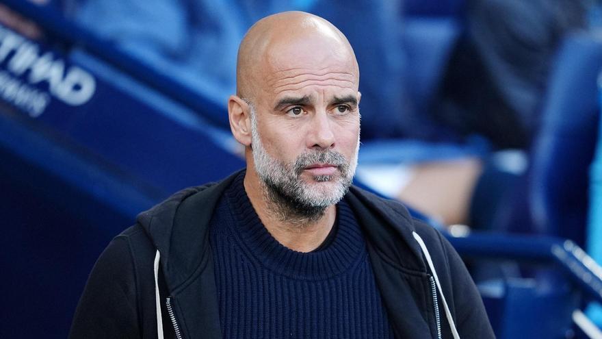 El entrenador del Manchester City, Pep Guardiola, observa durante el partido de fútbol de la Premier League inglesa entre el Manchester City y el Wolverhampton en el Etihad Stadium.