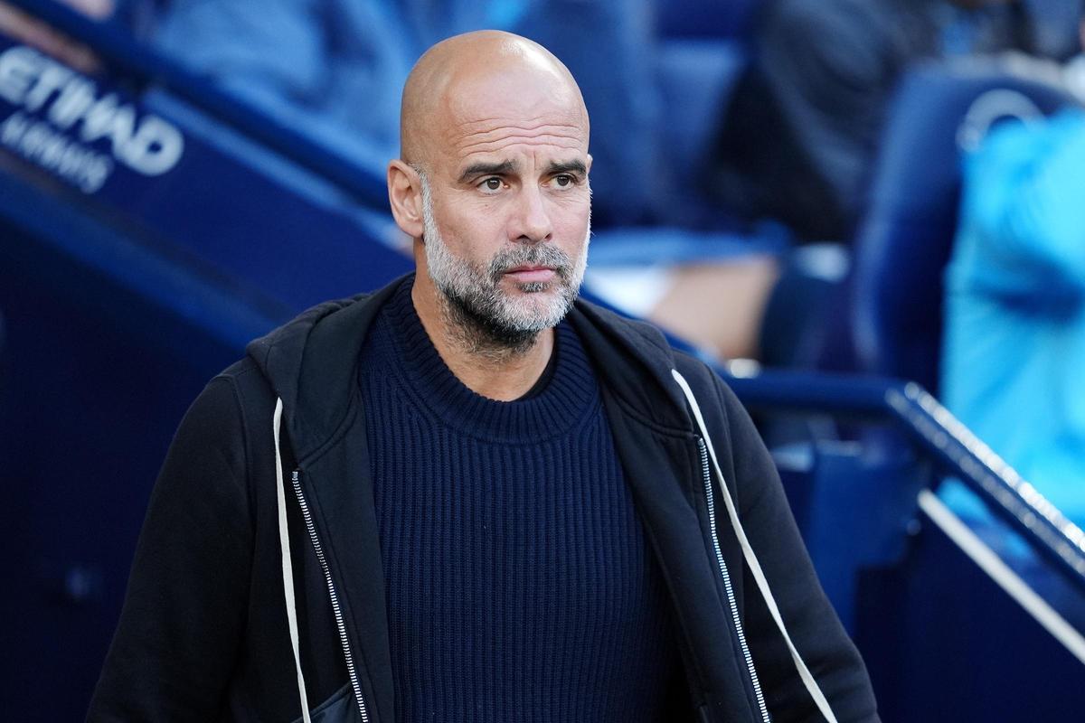 El entrenador del Manchester City, Pep Guardiola, observa durante el partido de fútbol de la Premier League inglesa entre el Manchester City y el Wolverhampton en el Etihad Stadium. El entrenador del Manchester City, Pep Guardiola, observa durante el partido de fútbol de la Premier League inglesa entre el Manchester City y el Wolverhampton en el Etihad Stadium.