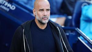 El entrenador del Manchester City, Pep Guardiola, observa durante el partido de fútbol de la Premier League inglesa entre el Manchester City y el Wolverhampton en el Etihad Stadium.