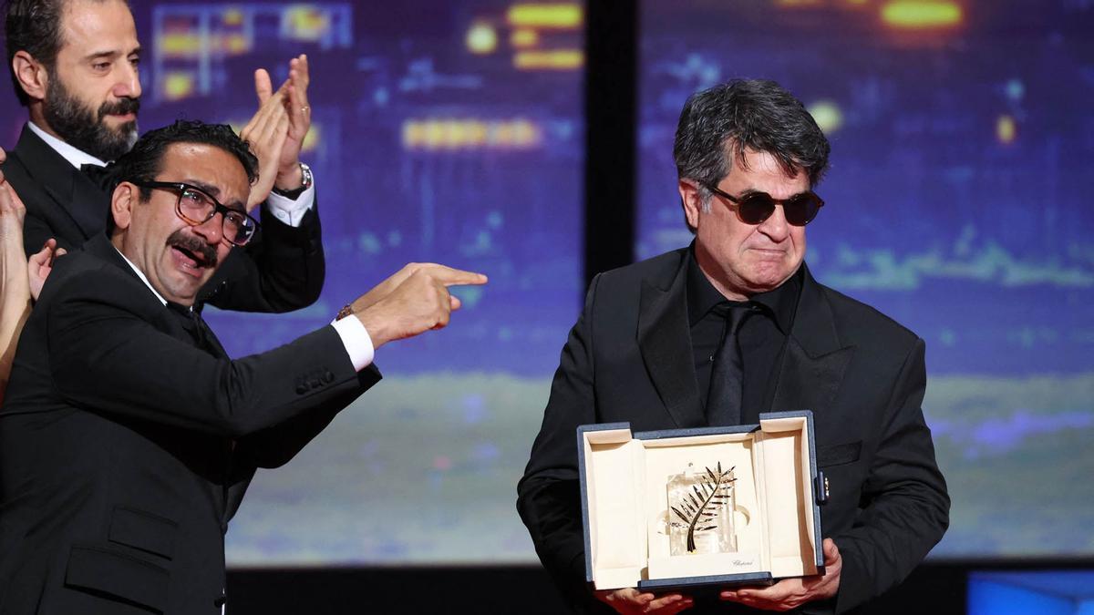El director, guionista y productor iraní Jafar Panahi celebra tras ganar la Palma de Oro por la película Un simple accidente.