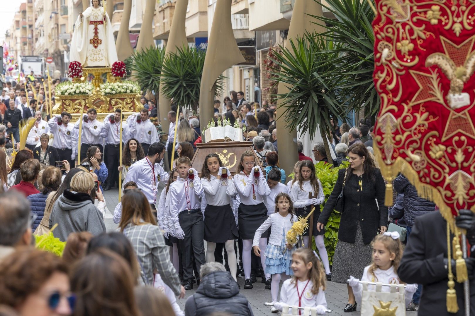 Bendición y procesión de Las Palmas en Torrevieja de Domingo de Ramos en la Semana Santa 2024