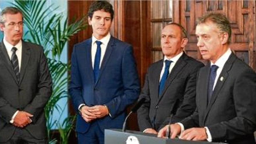 Urkullu (dreta), amb els diputats generals d&#039;Àlaba, Biscaia i Guipúscoa.