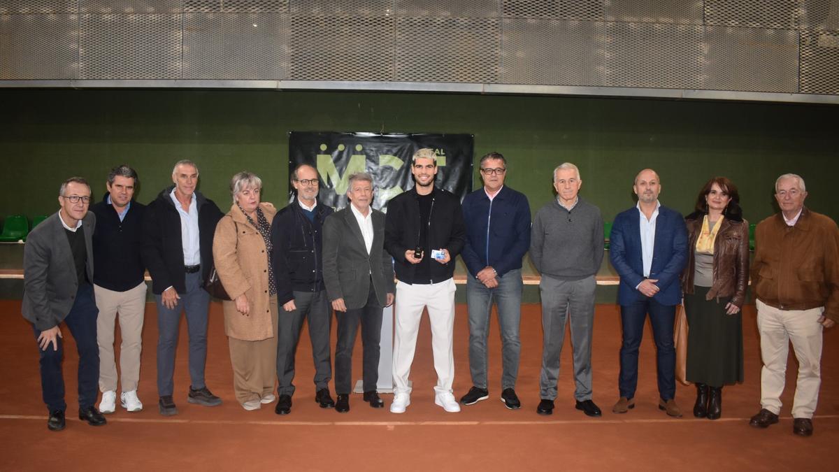 Carlos Alcaraz, junto a la junta directiva durante la entrega de la Insignia de Oro