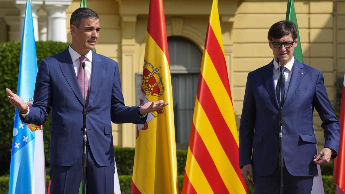 El presidente del Gobierno, Pedro Sánchez (i), y el presidente de la Generalitat, Salvador Illa (d).