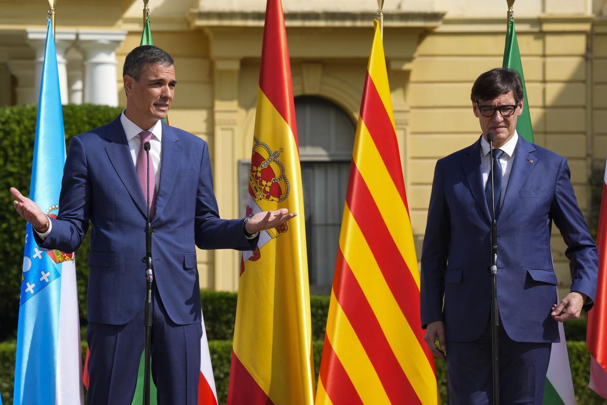El presidente del Gobierno, Pedro Sánchez (i), y el presidente de la Generalitat, Salvador Illa (d).