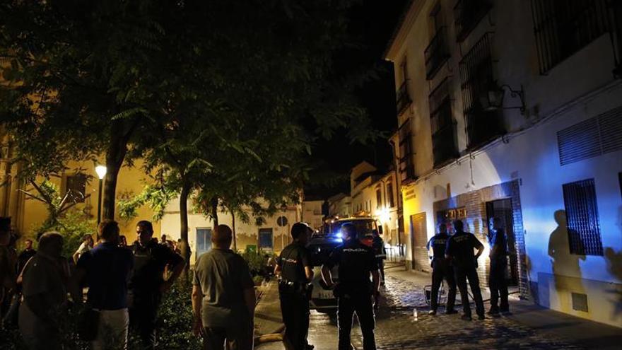 Fallece una mujer en el incendio de su piso en la calle Compás de San Agustín