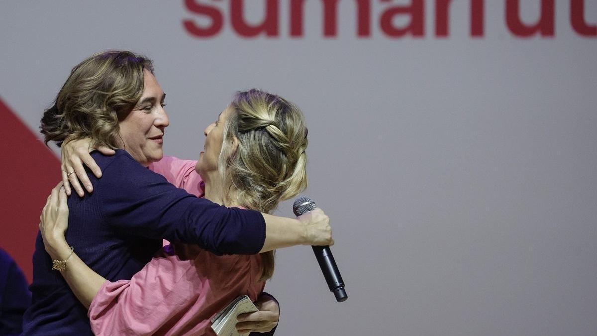 La vicepresidenta del Gobierno Yolanda Díaz con la alcaldesa Ada Colau en la presentación de Sumar en Barcelona .